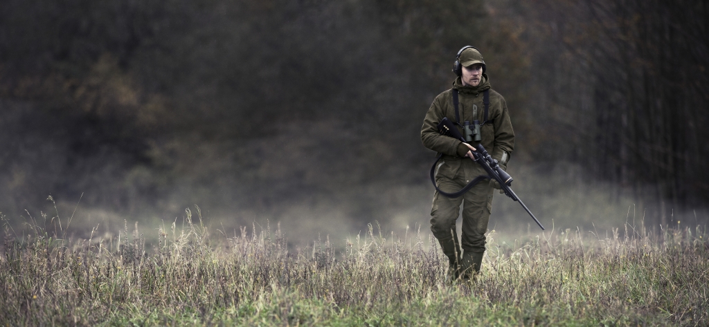 Jæger der går med sin jagtriffel